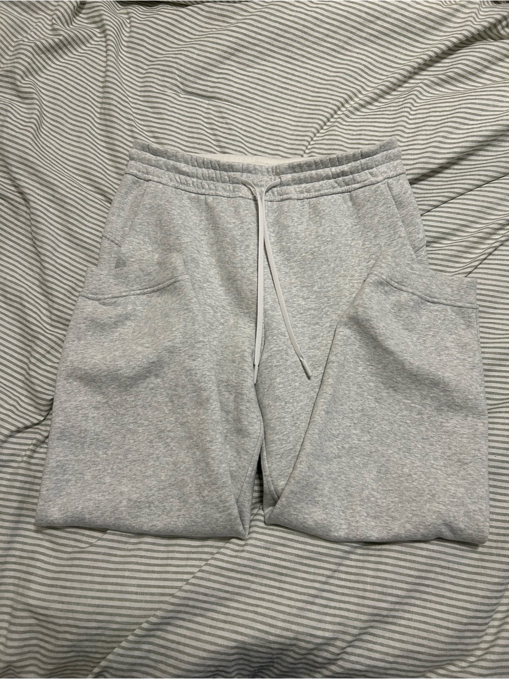lululemon loungeful cropped jogger